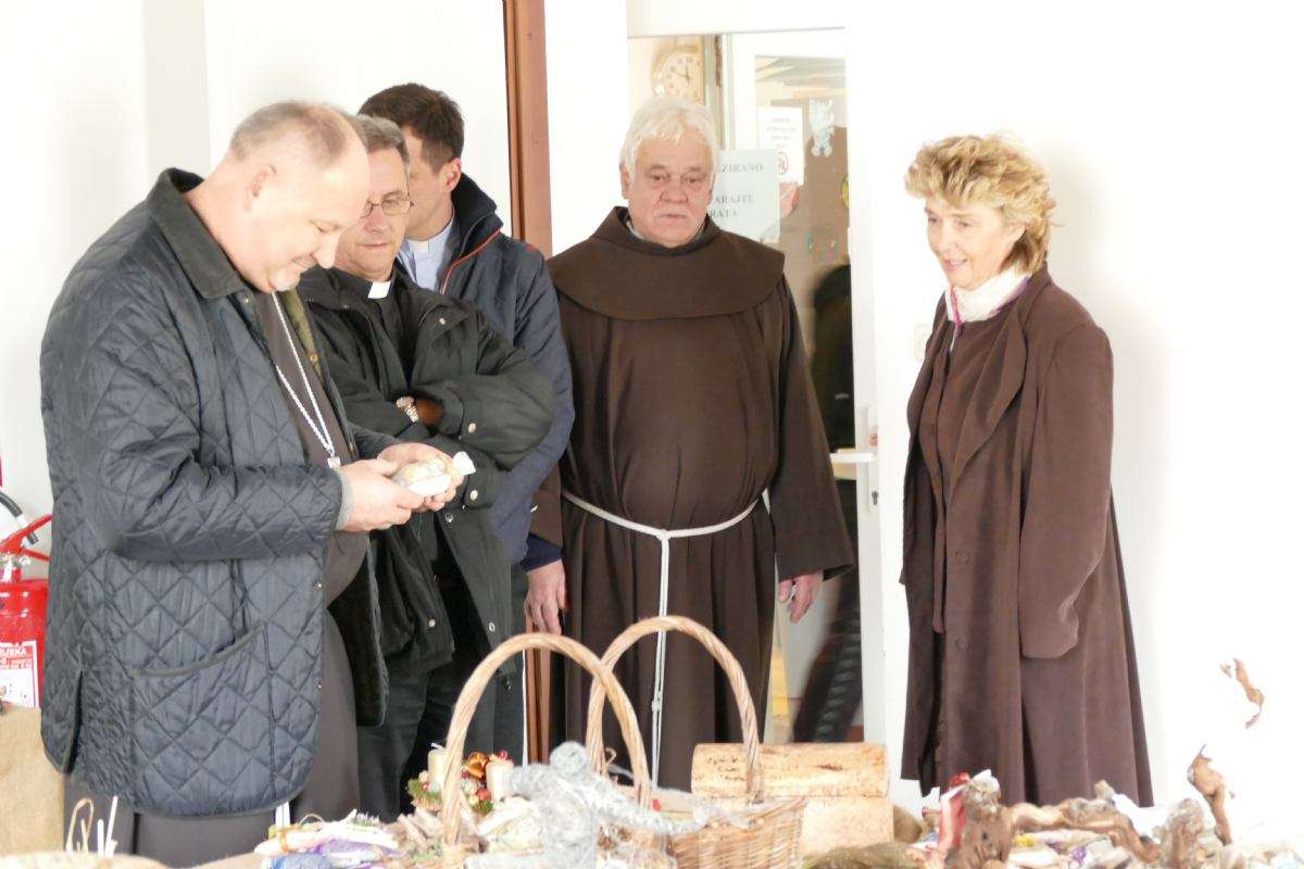 Posjet Oca biskupa fra Ivice Petanjaka Psihijatrijskoj bolnici Rab - 