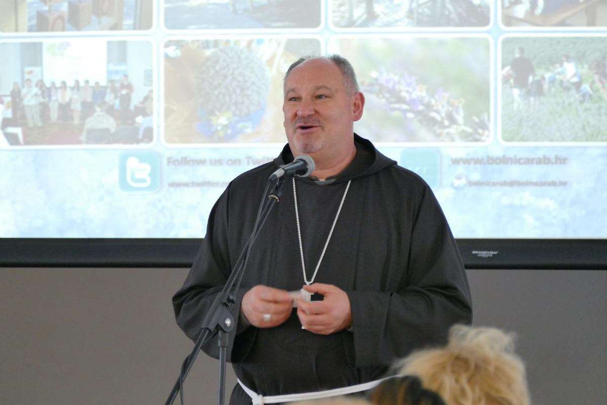 Posjet Oca biskupa fra Ivice Petanjaka Psihijatrijskoj bolnici Rab - 
