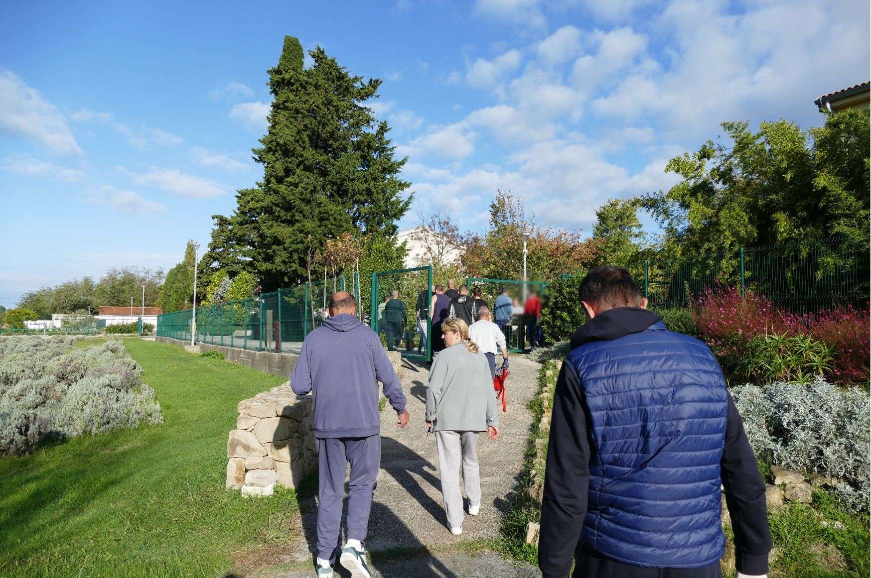 Mini akcija uređenja bolničkog parka - 